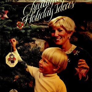 Pode incluir: Uma cena de férias vintage com uma mãe e uma criança decorando uma árvore de Natal. A árvore é adornada com enfeites, incluindo uma etiqueta em forma de boneco de neve. A imagem contém o texto "Beautiful Holiday Ideas".