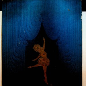 Könnte beinhalten: Eine goldene Silhouette einer Ballerina, die hinter einem dunkelblauen Vorhang hervorlugt.