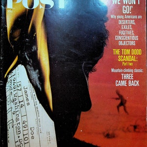 Peut inclure: Une couverture de magazine vintage du Saturday Evening Post, datée du 27 janvier 1968. La couverture présente un gros plan du visage d'un homme, partiellement obscurci par l'ombre, avec le titre du magazine "POST" en grandes lettres blanches. Le titre principal se lit comme suit : "HELL, NO, WE WON'T GO !" et traite des jeunes Américains qui sont des déserteurs, des exilés, des fugitifs et des objecteurs de conscience. La couverture présente également le texte "THE TOM DODD SCANDAL : Part two" et "Mountain-climbing classic : THREE CAME BACK."