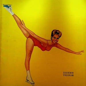 Könnte beinhalten: Ein Set aus drei Keramikbechern mit gesprenkelter, matter Oberfläche. Die Becher sind in Creme-, Hellgrau- und Dunkelgrautönen gehalten. Jeder Becher hat ein schlichtes, minimalistisches Design.