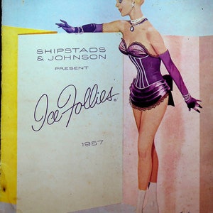 Könnte beinhalten: Ein Vintage-Plakat, das die Ice Follies bewirbt, eine Show, die von Shipstads & Johnson präsentiert wird. Das Plakat zeigt eine Frau in einem lila paillettenbesetzten Kostüm und einem Federkopfschmuck, die auf Schlittschuhen steht. Der Text auf dem Plakat lautet "Shipstads & Johnson präsentieren Ice Follies 1957 21. Ausgabe Offizielle Publikation 50¢".