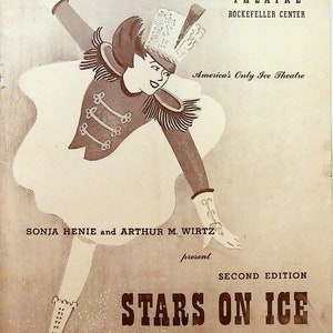 Könnte beinhalten: Ein Vintage-Plakat, das für "Stars on Ice", eine musikalische Eisrevue mit Sonja Henie und Arthur M. Wirtz wirbt. Das Plakat zeigt eine Schwarzweißillustration einer Eiskunstläuferin in einem Kostüm mit einem großen Hut und einer Federverzierung. Das Plakat ist auf einem beigefarbenen Hintergrund.