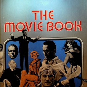Puede incluir: Una portada de libro con el título "THE MOVIE BOOK" en letras rojas y blancas. La portada presenta un collage de famosos actores y actrices, incluyendo Marlon Brando, Steve McQueen y Marilyn Monroe.