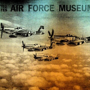 Può includere: Poster vintage con quattro caccia dell'epoca della Seconda Guerra Mondiale che volano sopra un cielo nuvoloso. Gli aerei sono argentati e neri con eliche. Il testo "UNITED STATES AIR FORCE MUSEUM" è stampato in alto.