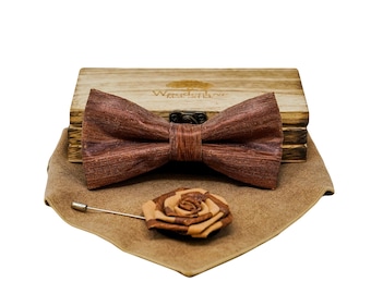 Premium Korkfliege "Wood" für Hochzeit, Bräutigam, Leinenanzug, Vintage mit Einstecktuch und Ansteckblume aus Kork von Woodenlove