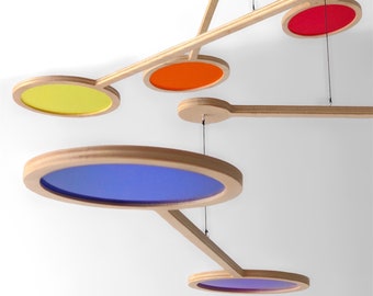 Escultura móvil cinética arcoíris, móvil de madera para guardería de adultos y bebés. Gran arte colgante de Calder moderno de mediados de siglo. Orbita al iluminista.