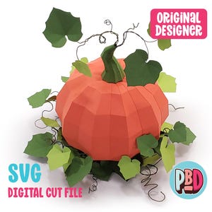 Könnte beinhalten: Ein 3D-Papierbastelkürbis mit grünen Blättern und Ranken. Der Kürbis ist orange und hat eine strukturierte Oberfläche. Die Blätter sind grün und sehen realistisch aus. Die Ranken sind braun und winden sich um den Kürbis. Das Bild enthält den Text "SVG DIGITAL CUT FILE" und "ORIGINAL DESIGNER".