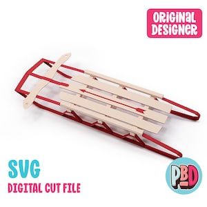 Könnte beinhalten: Ein klassischer Holzschlitten mit roten Metallkufen und einer Sitzfläche aus hellem Holz. Der Schlitten hat ein Pfeildesign und den Text "SVG DIGITAL CUT FILE" und "ORIGINAL DESIGNER".