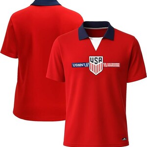 Puede incluir: Polo rojo con cuello azul marino y cuello en V blanco. La camiseta presenta el logotipo de la Federaci&oacute;n de F&uacute;tbol de EE. UU. y el texto "USMNT" en azul. La camiseta es de manga corta.