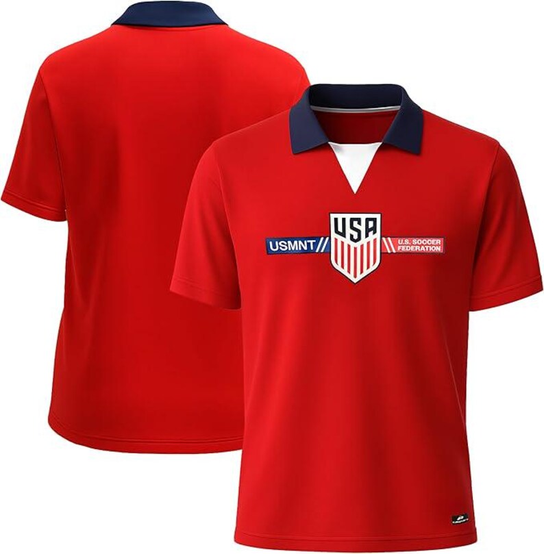 Puede incluir: Polo rojo con cuello azul marino y cuello en V blanco. La camiseta presenta el logotipo de la Federaci&oacute;n de F&uacute;tbol de EE. UU. y el texto "USMNT" en azul. La camiseta es de manga corta.