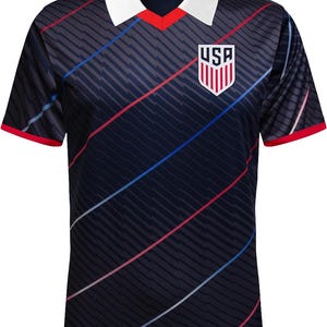 Peut inclure: Maillot de football bleu marine avec col blanc et d&eacute;tails rouges. Le maillot pr&eacute;sente des rayures diagonales rouges, blanches et bleues, et un &eacute;cusson USA sur la poitrine. Les manches ont une bordure rouge.