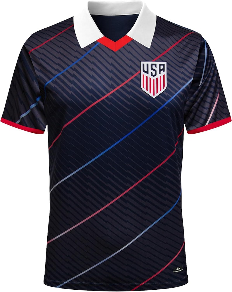 Peut inclure: Maillot de football bleu marine avec col blanc et d&eacute;tails rouges. Le maillot pr&eacute;sente des rayures diagonales rouges, blanches et bleues, et un &eacute;cusson USA sur la poitrine. Les manches ont une bordure rouge.