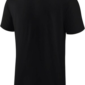 Puede incluir: Una camiseta negra de manga corta.