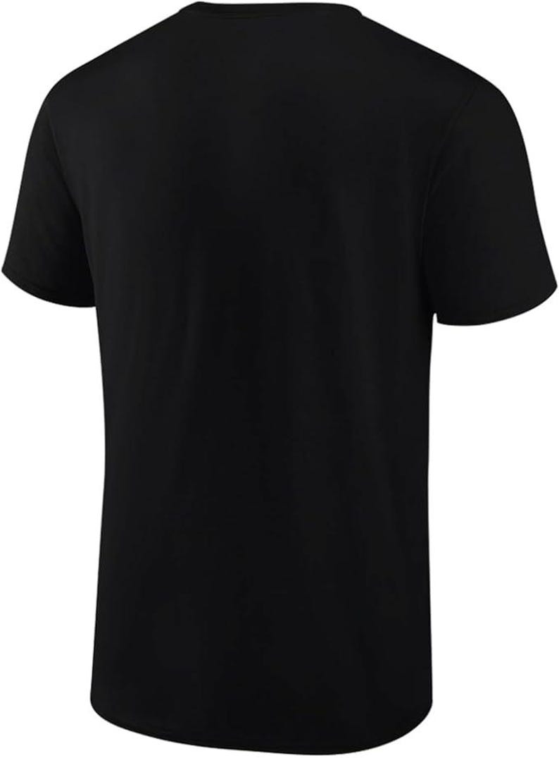 Puede incluir: Una camiseta negra de manga corta.
