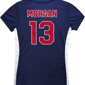 Pu&ograve; includere: Una maglia a maniche corte blu navy con pannelli laterali bianchi. Sul retro della maglia &egrave; stampato il nome "MORGAN" e il numero "13" in rosso.