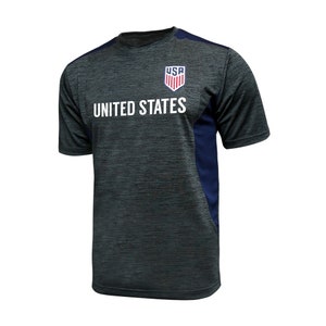 K&ouml;nnte beinhalten: Ein dunkelgraues und marineblaues T-Shirt mit kurzen &Auml;rmeln mit den Worten "UNITED STATES" und einem Logo der USA mit den Buchstaben "USA" darin.