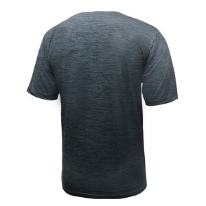 K&ouml;nnte beinhalten: Ein dunkelgraues T-Shirt mit kurzen &Auml;rmeln und einem Melange-Muster.