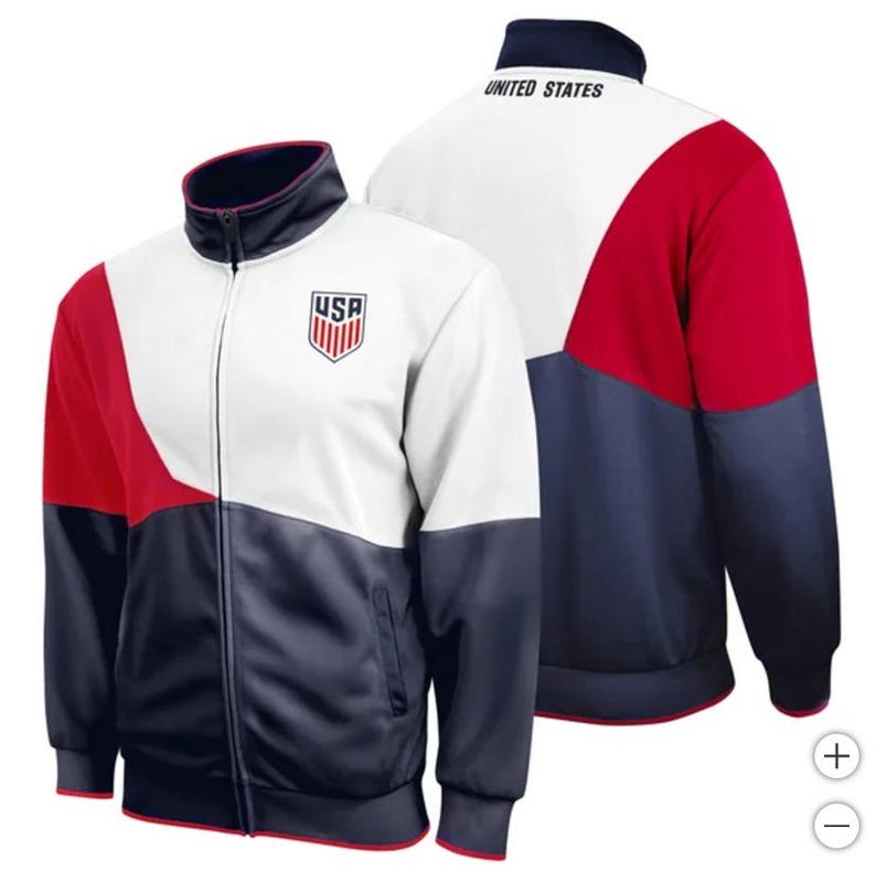Puede incluir: Una chaqueta con cremallera blanca, roja y azul marino con las palabras "United States" en la espalda y "USA" en la parte delantera. La chaqueta tiene un logotipo de escudo rojo, blanco y azul en la parte delantera.