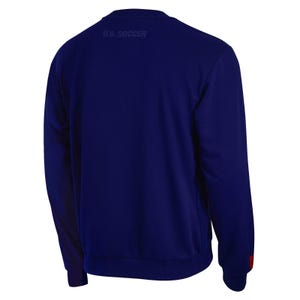 Op de afbeelding: Een donkerblauw sweatshirt met lange mouwen met de tekst "U.S. SOCCER" gedrukt op de achterkant.
