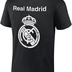 Puede incluir: Camiseta negra con un logotipo blanco desgastado del Real Madrid y el texto "Real Madrid" encima del logotipo.