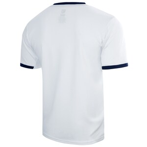 Pode incluir: Camiseta branca de manga curta com acabamento azul marinho em volta do pesco&ccedil;o e das mangas.