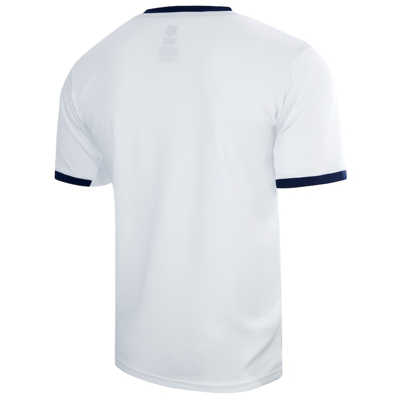 Pode incluir: Camiseta branca de manga curta com acabamento azul marinho em volta do pesco&ccedil;o e das mangas.