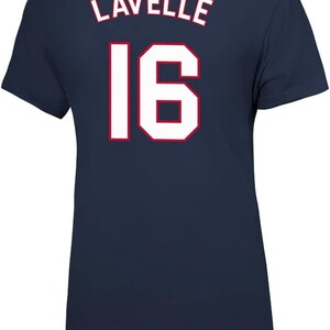Puede incluir: Camiseta azul marino con letras blancas. El texto dice "Lavelle 16".