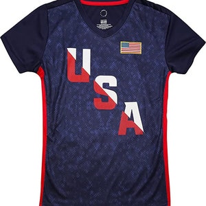 Pu&ograve; includere: Una maglietta blu navy con una grafica USA rosso, bianco e blu e una piccola bandiera americana sul petto. La maglietta ha pannelli laterali rossi e un collo a V.