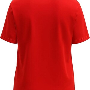 Puede incluir: Un polo rojo con mangas cortas y cuello azul marino. Se muestra la vista trasera de la camisa, destacando el dise&ntilde;o de color liso. La camisa est&aacute; hecha de una tela suave, probablemente sint&eacute;tica.