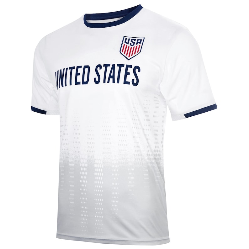Pode incluir: Camisola de futebol branca com gola e acabamento das mangas azul-marinho. A camisola tem um padr&atilde;o de degrad&eacute; branco e cinza e apresenta o texto "UNITED STATES" e um escudo azul-marinho com as letras "USA" em vermelho.