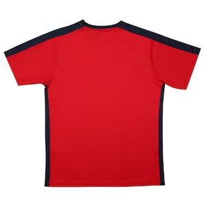 Op de afbeelding: Een rood T-shirt met korte mouwen en donkerblauwe bies aan de mouwen en zijkanten.