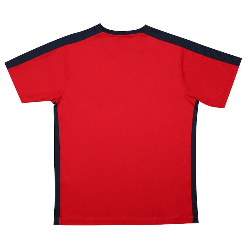 Op de afbeelding: Een rood T-shirt met korte mouwen en donkerblauwe bies aan de mouwen en zijkanten.