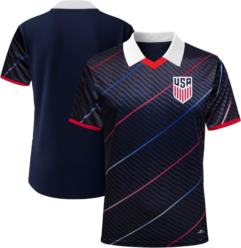 Peut inclure: Maillot de football bleu marine avec col blanc et bordure rouge. Le maillot pr&eacute;sente des rayures diagonales dans un motif sombre avec des accents rouges, blancs et bleus. Un &eacute;cusson USA est sur la poitrine.