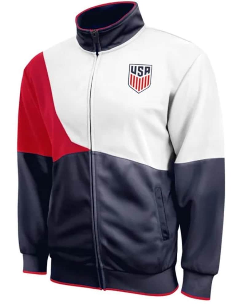 Puede incluir: Una chaqueta con cremallera blanca, roja y azul marino con un logotipo de EE. UU. en el pecho.