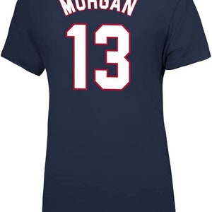 K&ouml;nnte beinhalten: Marineblaues T-Shirt mit wei&szlig;er Aufschrift. Der Text lautet "MORGAN 13".