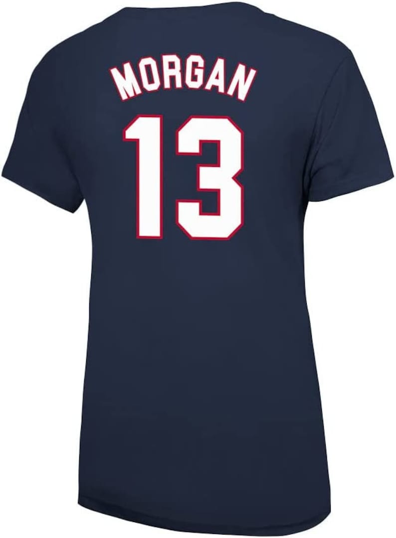 K&ouml;nnte beinhalten: Marineblaues T-Shirt mit wei&szlig;er Aufschrift. Der Text lautet "MORGAN 13".