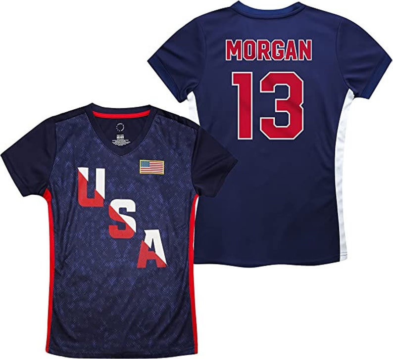 Pu&ograve; includere: Una maglia da calcio blu navy con una grafica USA bianca e rossa sul davanti e il nome "MORGAN" e il numero "13" sul retro.