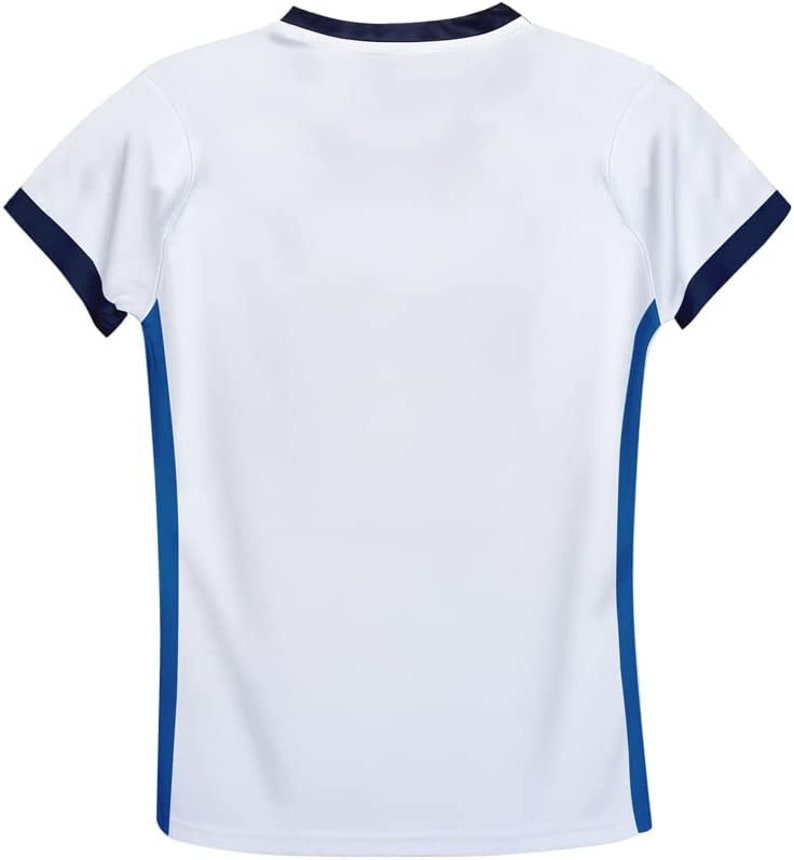 Puede incluir: Camiseta blanca de manga corta con ribetes azules alrededor del cuello y las mangas y rayas azules a los lados.