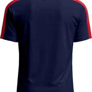 Może przedstawiać: Granatowa koszulka sportowa z czerwonymi paskami na ramionach i czerwonym dekoltem. Koszulka z kr&oacute;tkim rękawem ma prosty, sportowy design, odpowiedni do r&oacute;żnych aktywności.