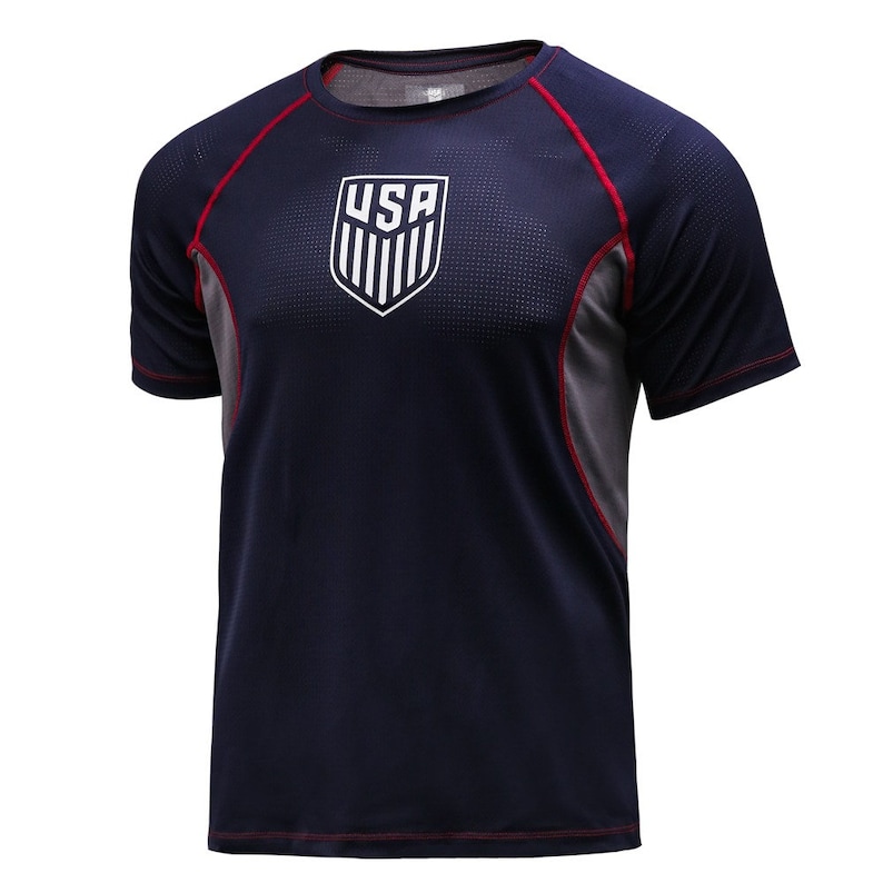 Puede incluir: Una camiseta de manga corta azul marino con ribetes rojos y un logotipo "USA" blanco en la parte delantera.