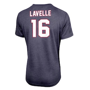 Puede incluir: Una camiseta azul marino con el nombre "LAVELLE" y el n&uacute;mero "16" impresos en la espalda en blanco con un contorno rojo.