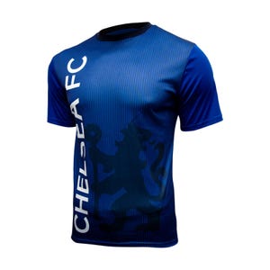 Peut inclure: Un t-shirt bleu avec un graphisme "CHELSEA FC" blanc sur le côté gauche et une crête de lion bleue sur le côté droit.