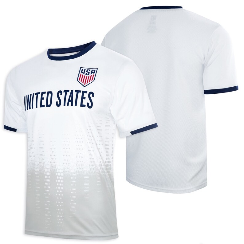 Pode incluir: Camisola de futebol branca com acabamento azul marinho. A camisola tem um bras&atilde;o dos EUA vermelho, branco e azul no peito e as palavras "UNITED STATES" impressas abaixo do bras&atilde;o.