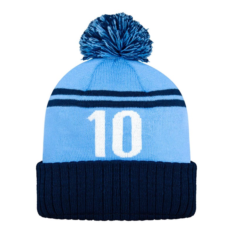 Puede incluir: Un gorro de punto azul claro con un borde acanalado azul oscuro y un pomp&oacute;n a juego. El gorro presenta el n&uacute;mero "10" en letras blancas y dos rayas azul oscuro.
