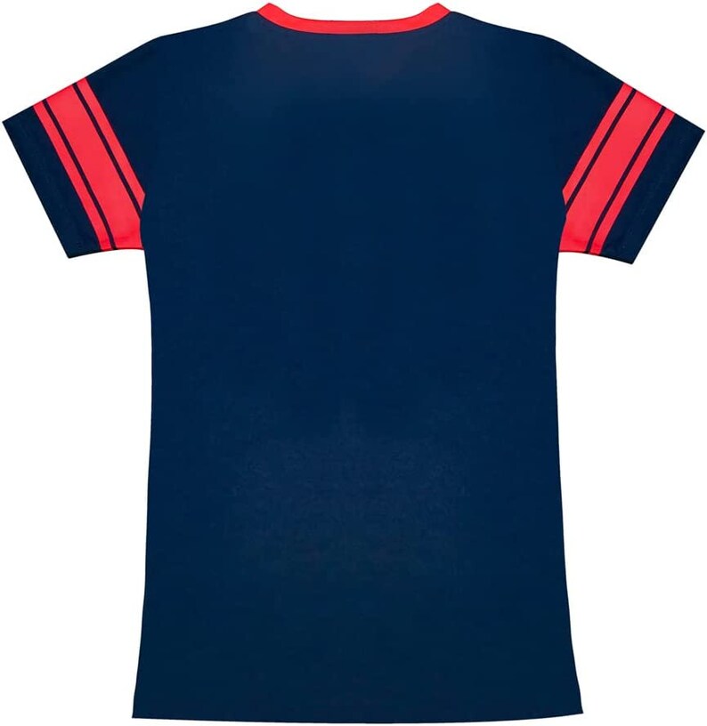 Puede incluir: Una camiseta azul marino con rayas rojas y blancas en las mangas.