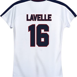 Puede incluir: Camiseta de f&uacute;tbol blanca con ribetes azul marino y rojo. La parte posterior de la camiseta tiene el nombre "LAVELLE" y el n&uacute;mero "16" impreso en azul marino con un contorno rojo.