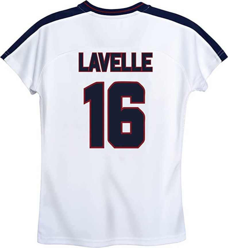 Puede incluir: Camiseta de f&uacute;tbol blanca con ribetes azul marino y rojo. La parte posterior de la camiseta tiene el nombre "LAVELLE" y el n&uacute;mero "16" impreso en azul marino con un contorno rojo.