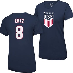 Puede incluir: Dos camisetas azul marino con letras blancas. Una camiseta tiene el n&uacute;mero "8" y el nombre "Ertz" en la espalda. La otra camiseta tiene un escudo de EE. UU. blanco y rojo con cinco estrellas arriba.