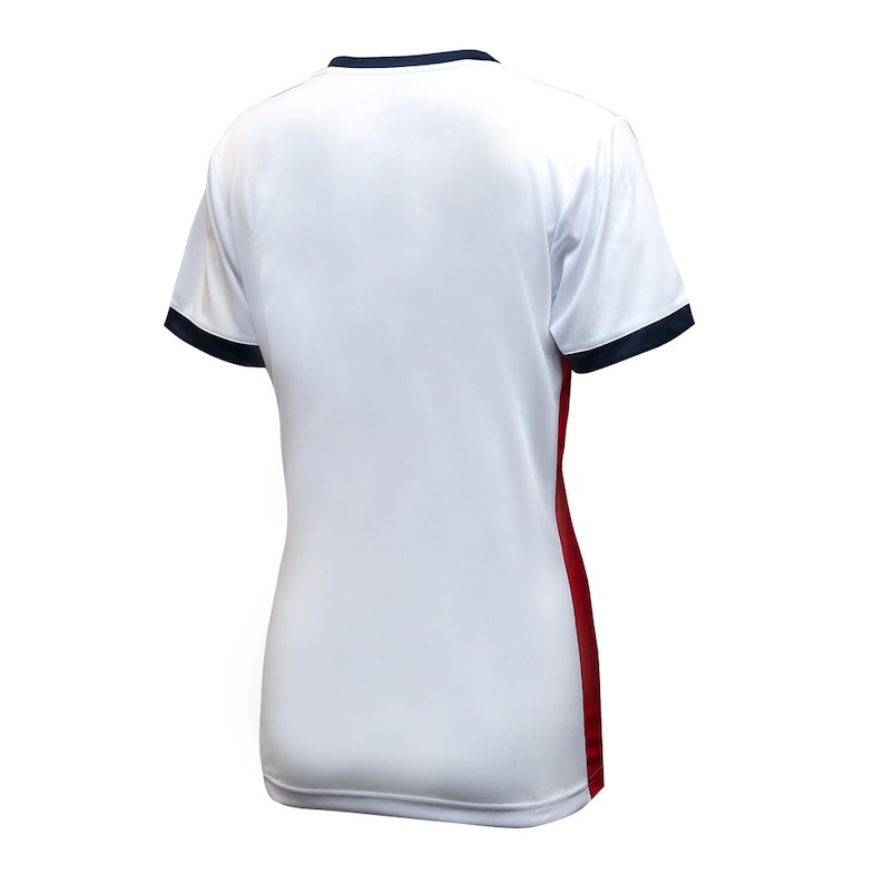 Puede incluir: Camiseta blanca de manga corta con ribete rojo y azul marino. La camiseta tiene cuello redondo.