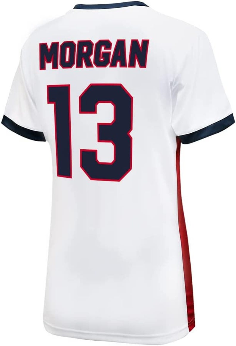 Puede incluir: Camiseta de f&uacute;tbol blanca con ribetes rojos y azules. La parte posterior de la camiseta tiene el nombre "MORGAN" y el n&uacute;mero "13" en azul marino con un contorno rojo.